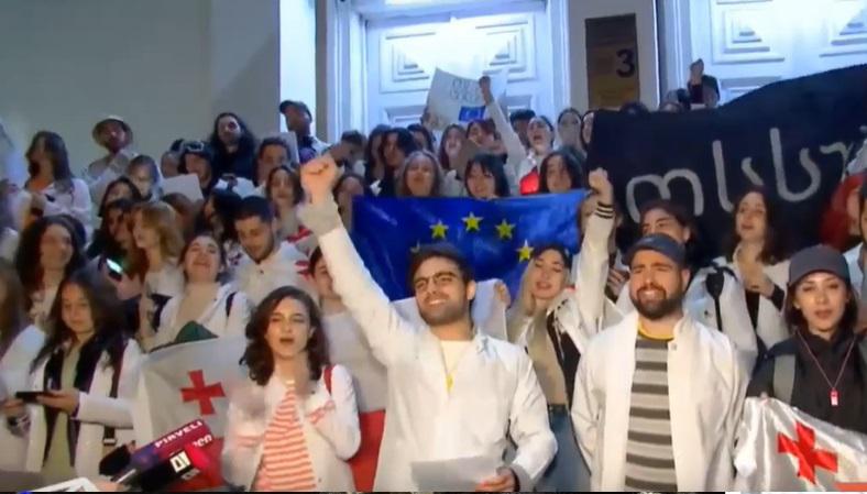 "ვფიცავთ, რომ ჩვენ აუცილებლად შეგიყვანთ თეთრი ხალათებით ევროპაში" - სამედიცინო უნივერსიტეტის სტუდენტებმა ფიცი დადეს (ვიდეო)