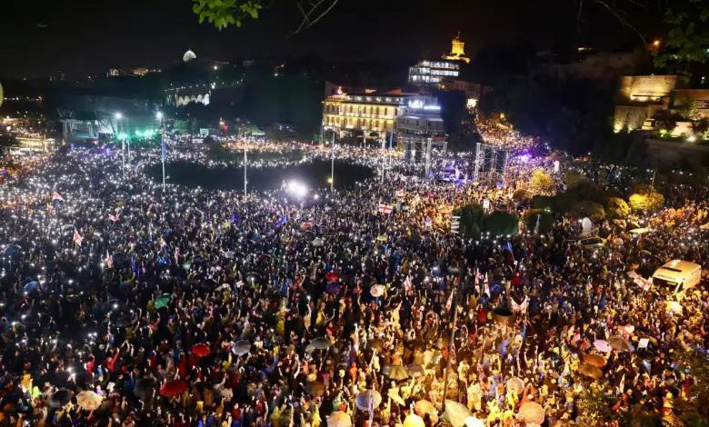 "ბიძინა ივანიშვილი მოსკოვთანაც ინარჩუნებს ურთიერთობას და ხალხს ევროკავშირშიც ჰპირდება მომავალს" - როგორ ეხმიანებიან უცხოური გამოცემები გუშინდელ საპროტესტო აქციას