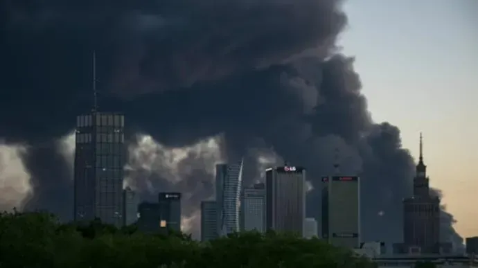 ვარშავაში, სავაჭრო ცენტრში ძლიერ ხანძარს ებრძვიან