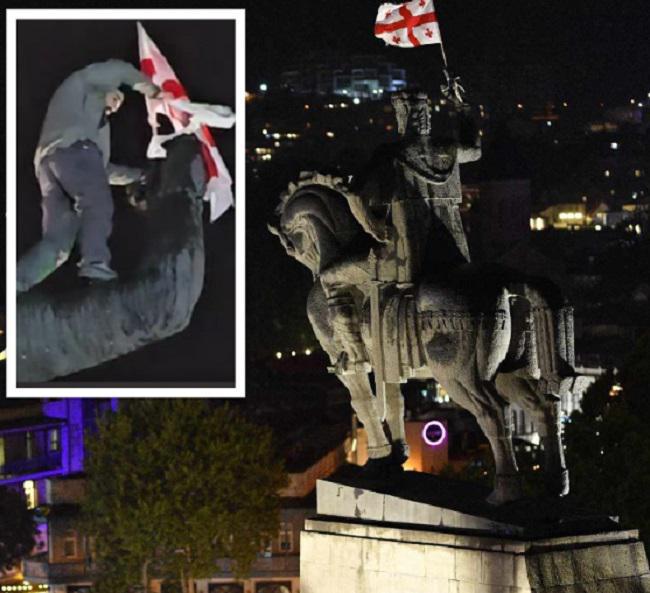 "მოდი და სიმბოლოებს ნუ დაუჯერებ: მამა აფხაზეთის ომში დაიღუპა, ვაჟმა მისი "დანატოვარი" სიმბოლური დროშა ვახტანგ გორგასალს დააჭერინა ხელში" - მარინა ბერიძე