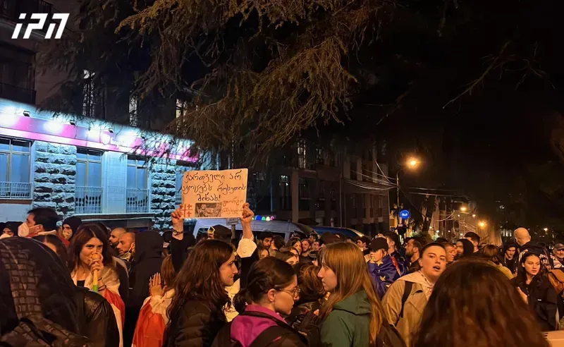 ავტომანქანას, რომელიც არსებული ინფორმაციით, ჩიტაძის ქუჩაზე საკვებითაა დატვირთული, პოლიცია არ ატარებს - აქციის მონაწილეები კი ჩიტაძის ქუჩისკენ მიემართებიან