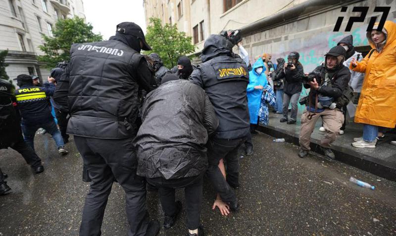 "ერთი 23 წლისაა, მეორე - 19-ის. უკიდურეს ვითარებაში იმყოფებიან,  ყველაფერს უშლიან, ვერ ჭამენ...  ვერც საპირფარეშოთი სარგებლობენ ნორმალურად..." -  რას აცხადებს აქციებზე დაკავებული ახალგაზრდების ადვოკატი?