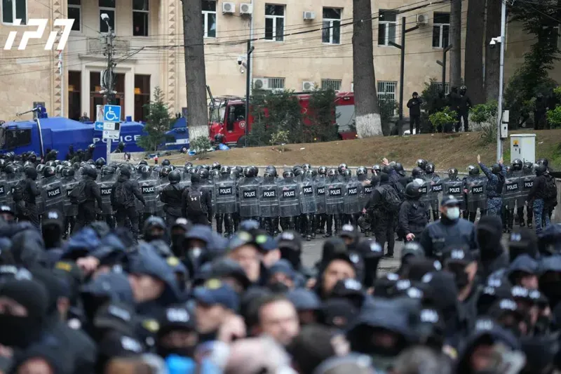 საპოლიციო ძალებმა ჩიტაძის ქუჩა და პარლამენტის უკანა შესასვლელი აქციის მონაწილეებისგან გაათავისუფლეს