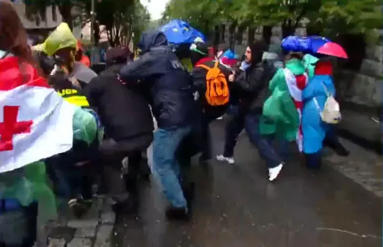 დაძაბულობაა ჭიჭინაძის ქუჩაზე, სადაც პოლიციამ ე.წ. წიწაკის სპრეი გამოიყენა - დაკავებულია რამდენიმე პირი