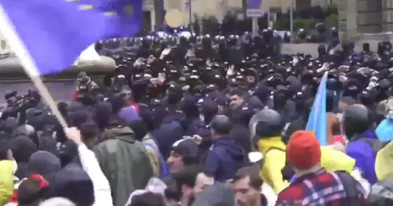 ჭიჭინაძის ქუჩაზე მოქალაქეებსა და სამართალდამცველებს შორის დაპირისპირებაა - არსებული ინფორმაციით, არიან დაკავებულები