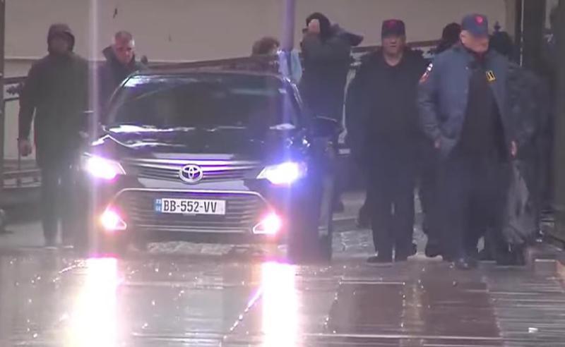 ამ წუთებში უმრავლესობის წევრები პარლამენტში ჩიტაძის ქუჩიდან შეჰყავთ - ისმის შეძახილები, "მონა" და "რუსო": გაძლიერებულია უსაფრთხოების ზომები