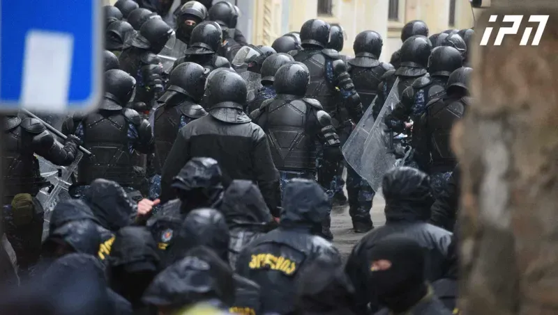 პარლამენტთან კვლავ დაძაბულობაა - მოქალაქეები, რომლებიც "მონას" სკანდირებდნენ, პოლიციამ დააკავა