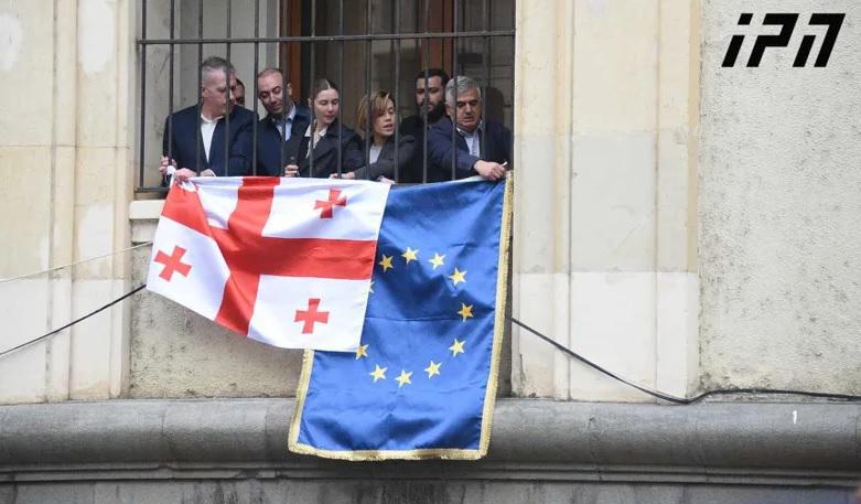 ოპოზიციონერმა დეპუტატებმა პარლამენტიდან საქართველოსა და ევროკავშირის დროშები გადმოფინეს