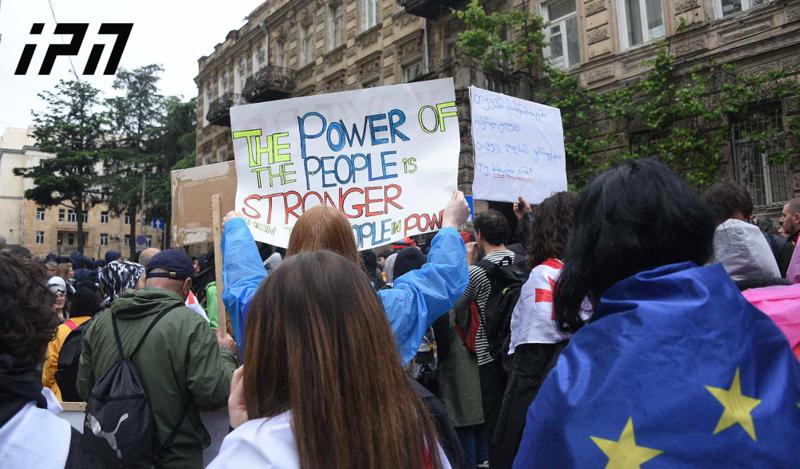 რა ხდება პარლამენტთან, სადაც დღეს ე.წ. აგენტების კანონპროექტის მესამე მოსმენით მიღებას აპირებენ?