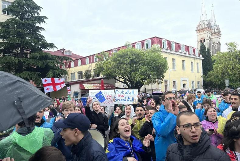 "მივალთ ყველგან, გამოვალთ ყოველ დღე და გავაპროტესტებთ" - ბათუმში ე.წ. აგენტების კანონპროექტის საწინააღმდეგოდ სტუდენტები და სკოლის მოსწავლეები აქციას მართავენ