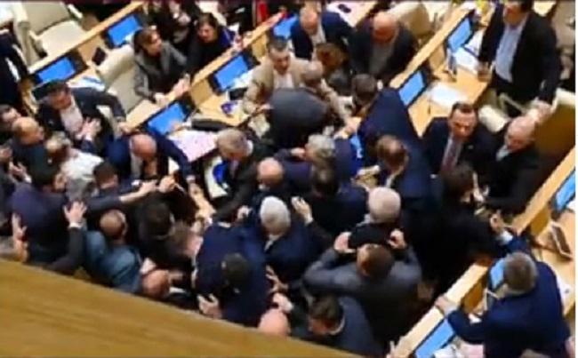 "ბანდიტების პარლამენტი", "ნაძირალები", "შენი დედა..." -  ლანძღვა-გინება და ფიზიკური დაპირისპირება პარლამენტის სხდომაზე (ვიდეო)