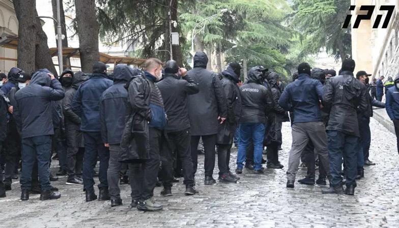 "ქართული ოცნების“ დეპუტატები პარლამენტში საპოლიციო ძალების დახმარებით შედიან