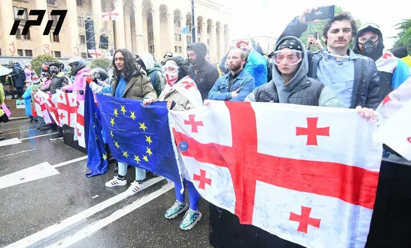 აქციის მონაწილეების "ცოცხალი ჯაჭვი" სპეცრაზმის პირისპირ - რა ხდება ამ წუთებში რუსთაველის გამზირზე?
