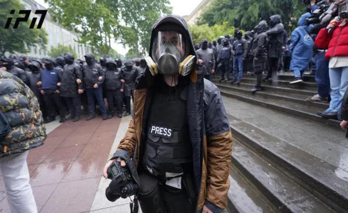 პარლამენტთან აქციაზე "ინტერპრესნიუსის“ ფოტორეპორტიორს გიორგი ჟამერაშვილს სამართალდამცველები ფიზიკურად გაუსწორდნენ