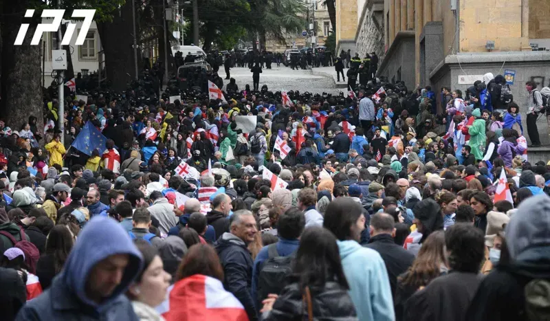 ისმის შეძახილები - "მონებო“, "რუსებო“ - რა ხდება პარლამენტის მიმდებარედ ე.წ. აგენტების კანონის მიღების პარალელურად?