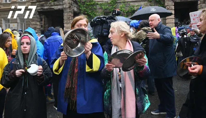 "ვცდილობთ, ვიხმაუროთ და მოგვისმინონ!” - "მშობელთა მარშის“ ორგანიზატორებმა პარლამენტთან  სამზარეულოს ინვენტარი მოიტანეს