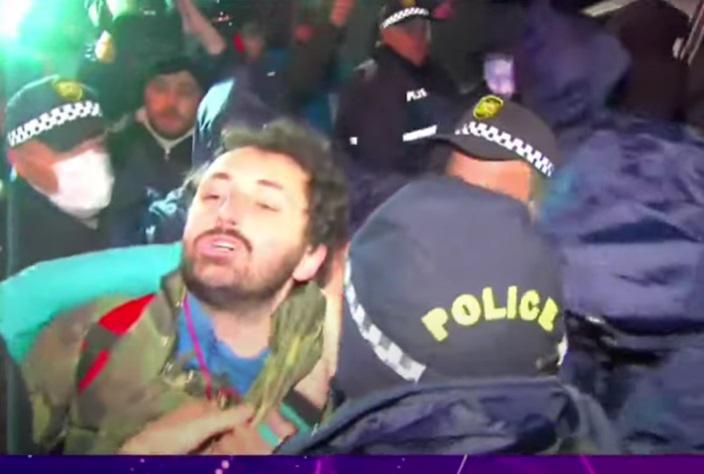 "ეპილეფსია მაქვს, ვიხრჩობი, გამიშვით" - დაკავებები და დაძაბულობა გმირთა მოედანზე: რა მოხდა ადგილზე? (ვიდეოკადრები)