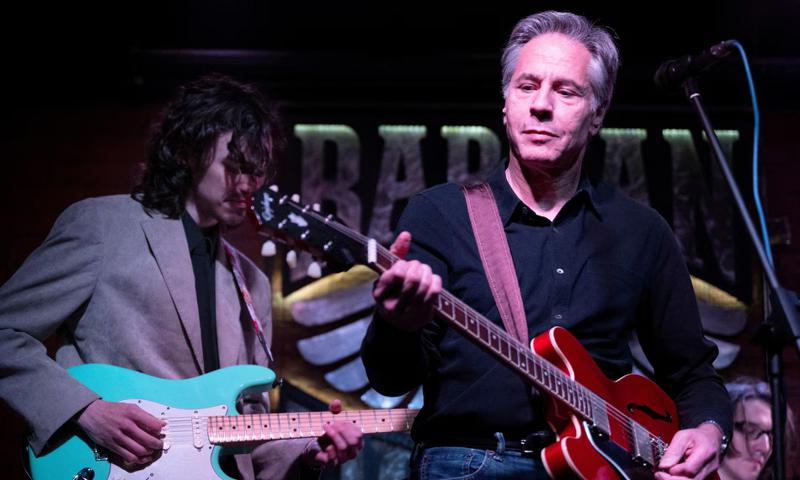 აშშ-ის სახელმწიფო მდივნის პერფორმანსი კიევში -  ენტონი ბლინკენი ამღერდა (ვიდეო)