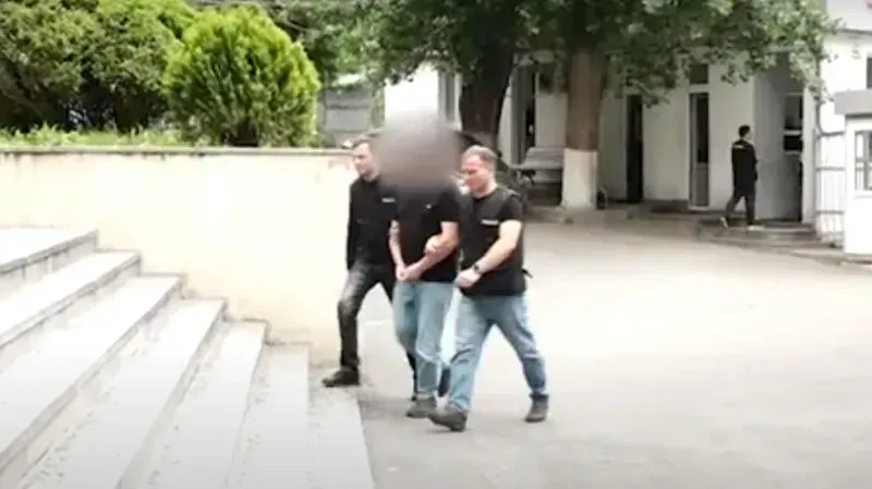 "დავაკავეთ პირი, რომელმაც პარლამენტთან აქციაზე იდაყვისა და მუშტის დარტყმით პოლიციის თანამშრომლებს სახის არეში დაზიანებები მიაყენა" - შსს