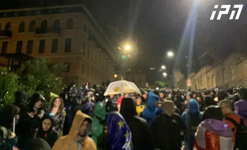 "გამჭვირვალობის კანონის" მოწინააღმდეგეების ნაწილი "ქართული ოცნების" ოფისთან მივიდა - ადგილზე მობილიზებულია პოლიცია