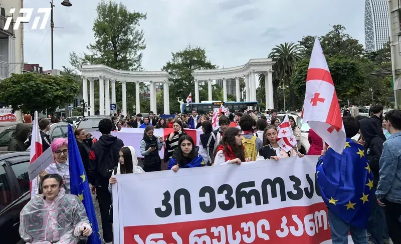 ბათუმში, "უცხოური გავლენის გამჭვირვალობის შესახებ“ კანონპროექტის წინააღმდეგ "დედების მარში“ მიმდინარეობს