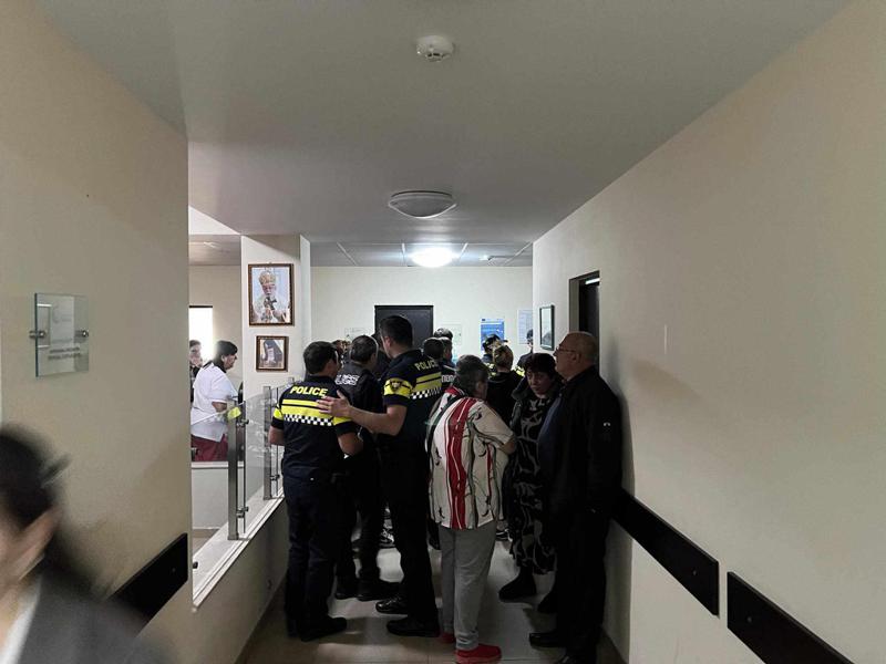 "მეუბნებიან, შვილი გიკვდებაო... საკეისრო კვეთის მერე უყურადღებოდ მიატოვეს" - ხმაური ქუთაისის კლინიკაში: რაში ადანაშაულებენ ახალგაზრდა ქალის ახლობლები ექიმს?