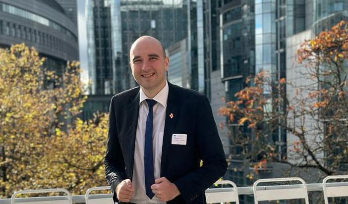 "სადარბაზოსთან დამხვდა 5 პირბადიანი, სპორტულად ჩაცმული "ზონდერი"... ცოლთან და 1 წლის შვილთან ერთად ვიყავი" - რას წერს ირაკლი ფავლენიშვილი?