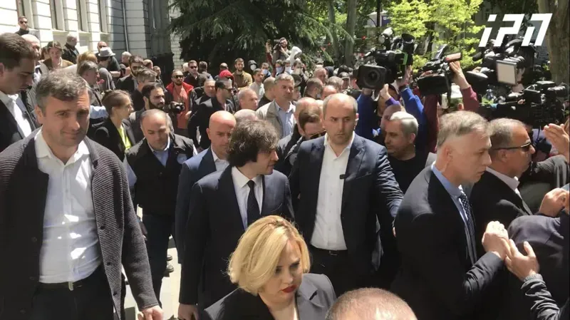 თსუ-ს შენობა პრემიერ-მინისტრმა ხმაურის ფონზე დატოვა - კადრები ადგილიდან