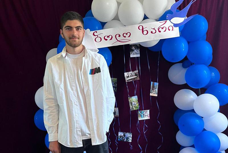 დღის ფოტო - ხარაგაულის მუნიციპალიტეტის ლაშის სკოლაში ბოლო ზარი მხოლოდ ერთი მოსწავლისთვის დაირეკა