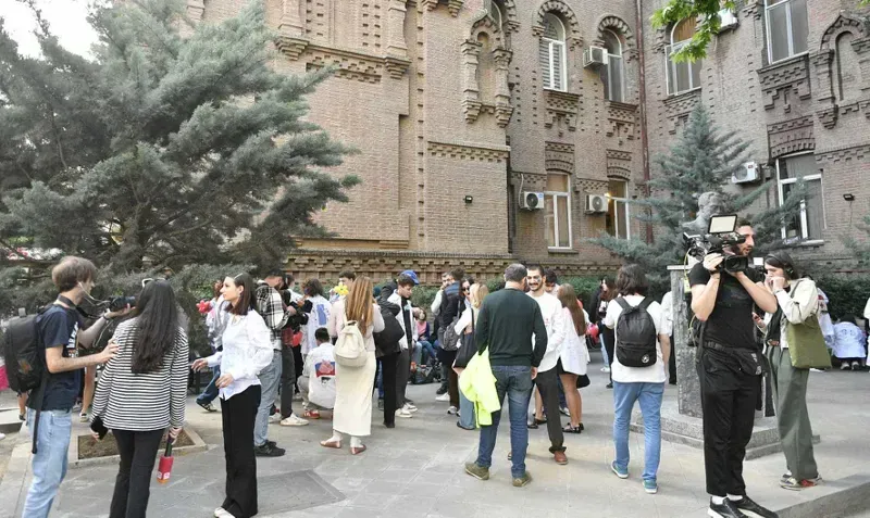 განათლების სამინისტროსთან მე-12 კლასელები “უცხოური გავლენის გამჭვირვალობის შესახებ” კანონს აპროტესტებენ