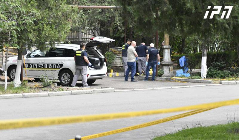 "5 გასროლის ხმა იყო... ვნახეთ 2 გარდაცვლილი. აქეთ კი ეტლი იყო, პატარა ბავშვი იყო შიგ, ალბათ, 1 წლის იქნებოდა" - რას ჰყვება რუსთავში მომხდარი ორმაგი მკვლელობის თვითმხილველი?