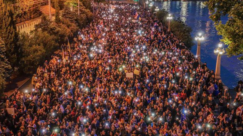 "მოღალატეებს დიდ ხანს ვერ დაიცავთ. ბოლოს ყველანი ჩვენ მხარეს უნდა გადმოხვიდეთ" - მორიგი აქცია-მსვლელობა თბილისში და სამართალდამცავები "ოცნების" ოფისთან (ფოტოები)