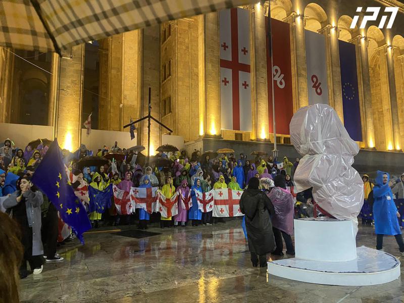 "არ გვეპატიება დანებება" - საქართველოს ჰიმნი და ხორუმი პარლამენტის წინ: პროტესტის მორიგი დღეს და ხვალინდელი გეგმა