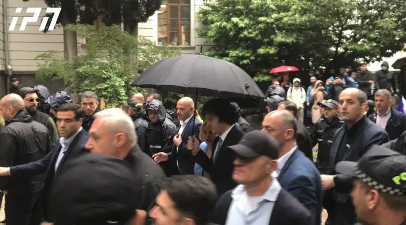 "რაღაც გვირაბებით შევიდა ლექციაზე" - დაპირისპირება თსუ-სთან: პრემიერმა უნივერსიტეტის ტერიტორია შეძახილების ფონზე დატოვა