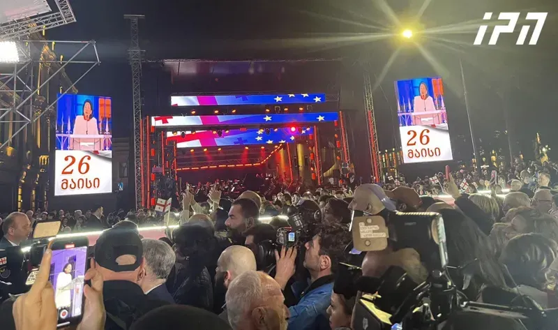 ორბელიანების სასახლის წინ,  საზეიმო კონცერტი მიმდინარეობს - ღონისძიებაზე იმყოფებიან დიპლომატიური კორპუსის წარმომადგენლები და ოპოზიციონერი პოლიტიკოსები