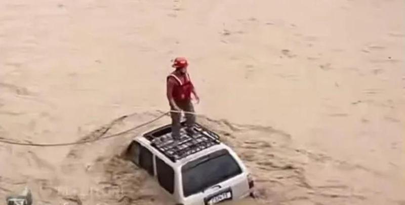 მდინარე ვერემ ავტომობილი წაიღო - რა ვითარებაა ადგილზე და რას აცხადებენ საგანგებო სიტუაციების მართვის სამსახურში (ვიდეო)