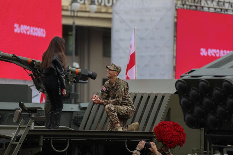 სამხედრო მოსამსახურემ დამოუკიდებლობის დღეს შეყვარებულს ხელი პირდაპირ ეთერში სთხოვა - დღის კადრები
