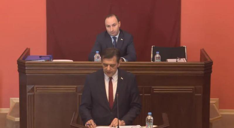 პარლამენტში ხმაურით მიმდინარეობს იურიდიულ საკითხთა კომიტეტის სხდომა, სადაც ე.წ. აგენტების კანონპროექტზე პრეზიდენტის ვეტოს განიხილავენ