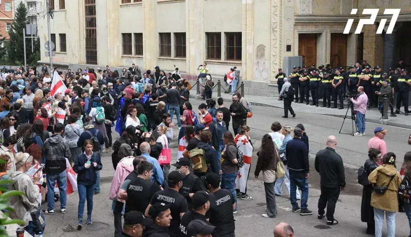 პარლამენტის უკანა შესასვლელთან საპროტესტო აქციის მონაწილეები იკრიბებიან - ადგილზე მობილიზებულია პოლიცია