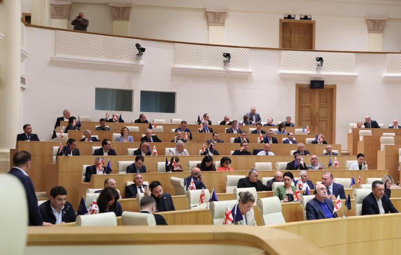 84 დეპუტატი, რომელმაც "უცხოური გავლენის გამჭვირვალობის შესახებ" კანონს მხარი დაუჭირა - ნახეთ სია