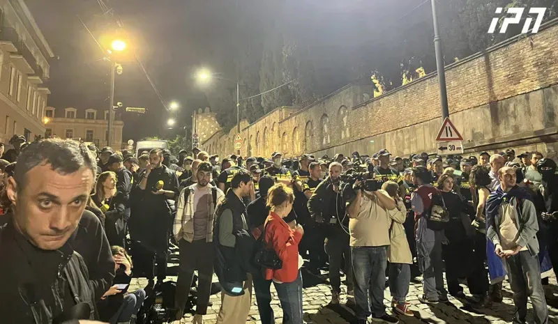 რა ვითარებაა  "ქართული ოცნების" ოფისთან, სადაც აქციის მონაწილეები მივიდნენ - ადგილზე მობილიზებულია პოლიცია