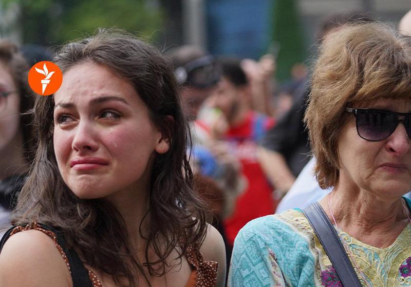 "ეს  სიფრიფანა გოგო გადაუდგა შავრაზმელებს გმირულად, მოვიდა ჩამეხუტა... მოკლედ ვიტირეთ ერთად" - რას წერს ქალი ცნობილი ფოტოდან?