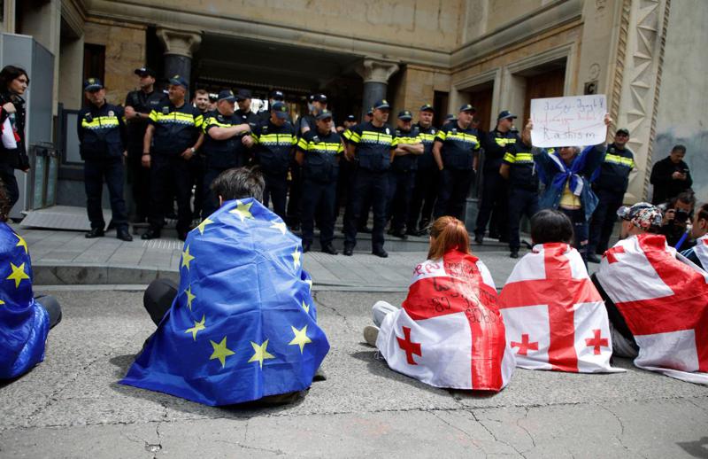 "კანონპროექტი წარადგინა "ქართულმა ოცნებამ", რომლის საპატიო თავმჯდომარე საიდუმლოებით მოცული მილიარდერი ოლიგარქი ბიძინა ივანიშვილია" - რას წერს Washington post-ი?