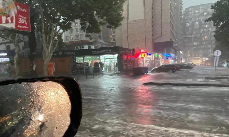 უხვმა ნალექმა, რასაც ერთვოდა სეტყვა და გრიგალი, პრობლემები შეუქმნა დედაქალაქს, დაიტბორა ქუჩები, წაიქცა ხეები - რას აცხადებს თბილისის მერია?