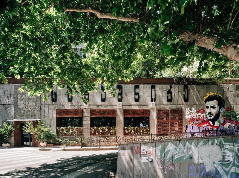 თბილისში ხვიჩა კვარაცხელიას პირველი ოფიციალური ფანკლუბი გაიხსნა - სივრცე რესტორნის, პაბისა და გრილის კონცეფციებს აერთიანებს