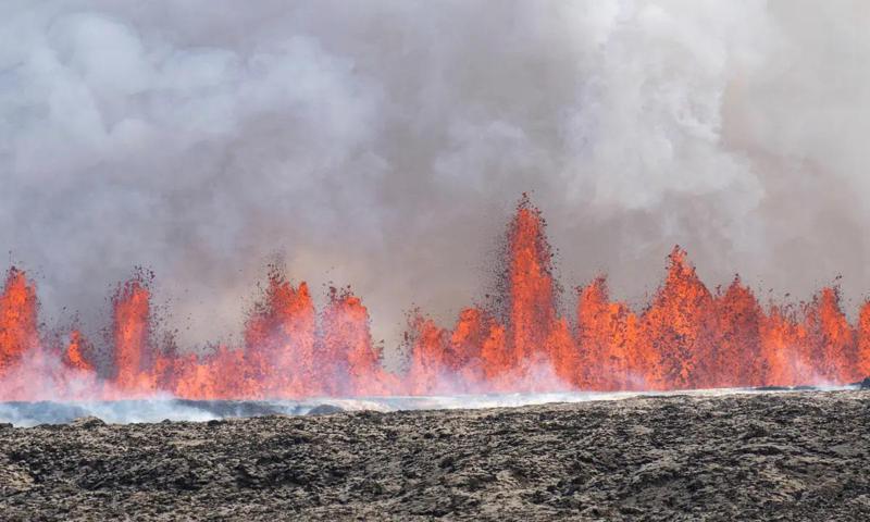 ისლანდიაში ვულკანი კიდევ ერთხელ ამოიფრქვა - ევაკუირებულია ათასობით ადამიანი (ფოტოები)