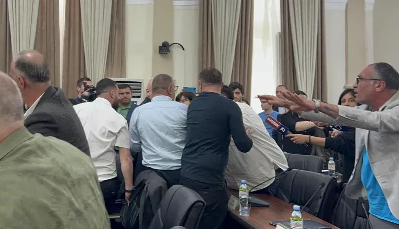 "გაუზრდელი ხარ!" - კადრები ბათუმის საკრებულოდან, სადაც ხმაური და დაპირისპირება იყო