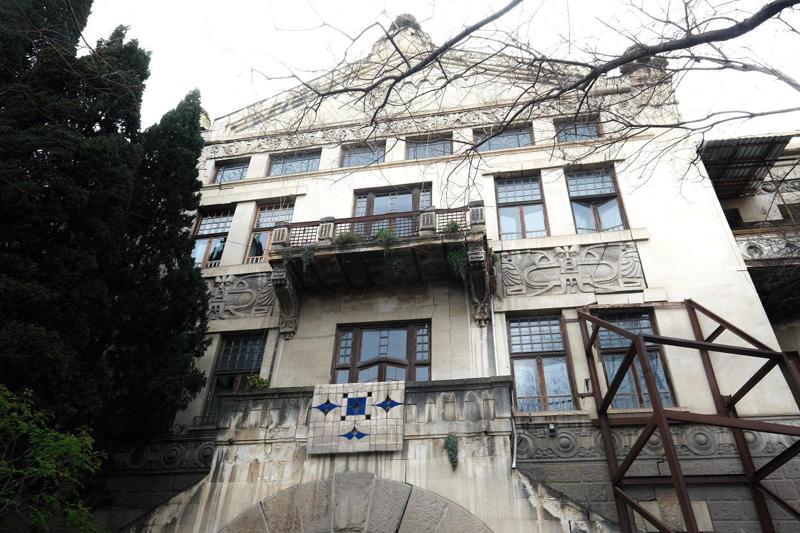 "მადამ ბოზარჯიანცის სახლი" ბროლის მინებითა და "სვაროვსკის" თვლებით - ავთენტური თბილისის საიდუმლოს გაეცანით ახალი ნიშურ გამოცემაში "თანა by ბომონდი"