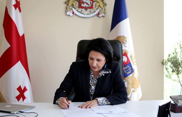 ვინ უერთდება ოპოზიციიდან პრეზიდენტის მიერ ინიცირებულ "ქართულ ქარტიას" - ხელმოწერის პროცესი ამ წუთებშიც მიმდინარეობს