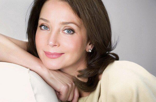 მაკიაჟი, რომელიც 50+ ასაკში 10 წლით გაგაახალგაზრდავებთ: საზაფხულო მაკიაჟის წესები